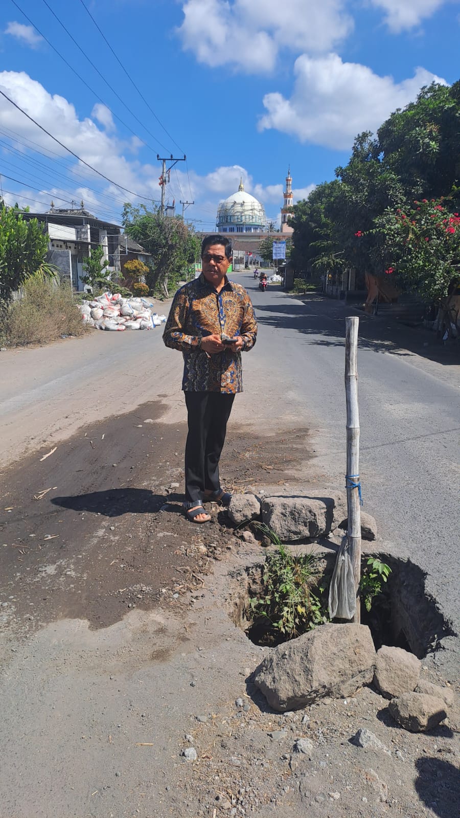 Temukan Jalan Berlubang, Bupati Lotim Perintahkan Kadis PUPR Segera Perbaiki